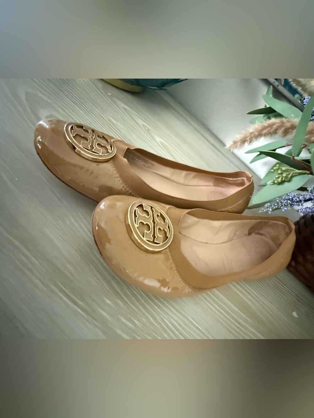 Tory Burch size 6.5 Patent Leather Ballet Flats with Gold Medallion - Tan